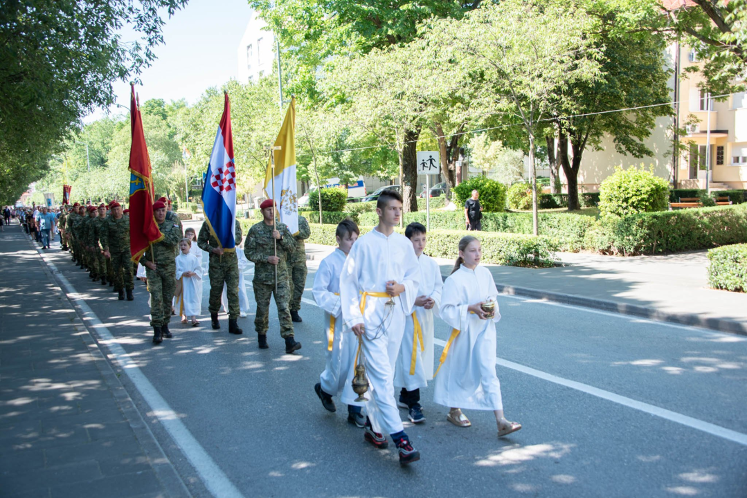 Dan grada Knina i blagdan sv. Ante započeo procesijom, završava koncertom Ivana Zaka
