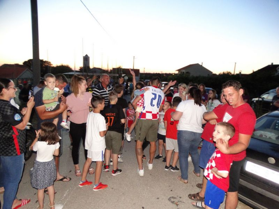 Veličanstven doček hrvatskog reprezentativca Martina Erlića u rodnom Tinju