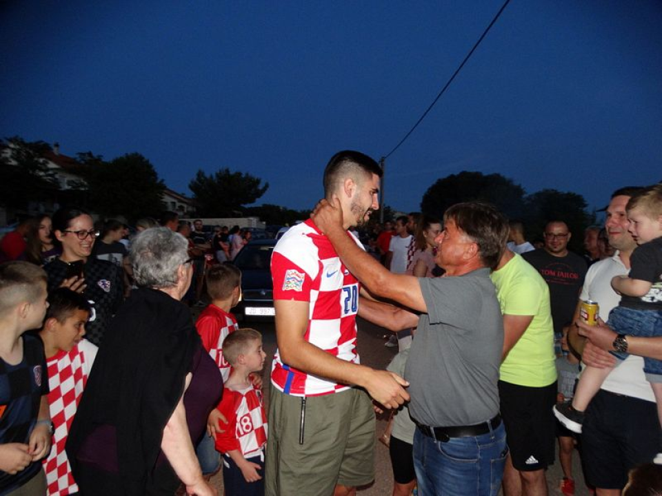 Veličanstven doček hrvatskog reprezentativca Martina Erlića u rodnom Tinju