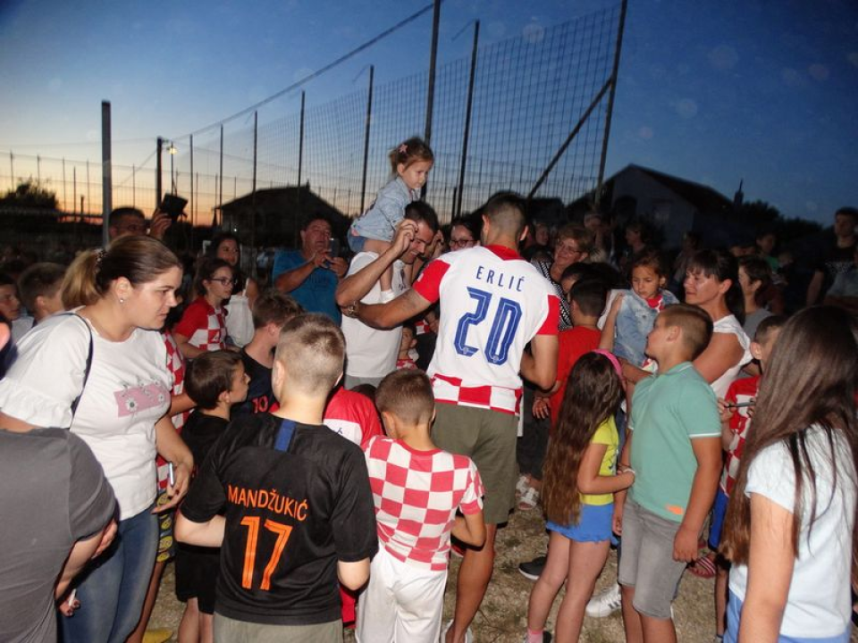 Veličanstven doček hrvatskog reprezentativca Martina Erlića u rodnom Tinju