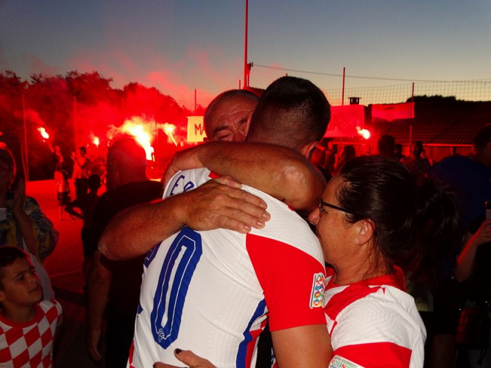 Veličanstven doček hrvatskog reprezentativca Martina Erlića u rodnom Tinju