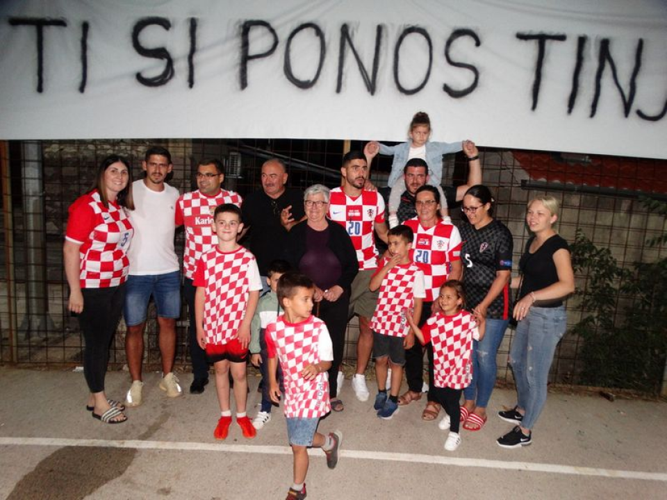 Veličanstven doček hrvatskog reprezentativca Martina Erlića u rodnom Tinju