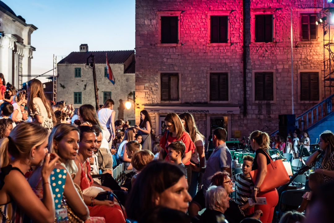 Dječji smijeh i veselje ispunili Ljetnu pozornicu: Generalna proba otvaranja 62. MDF-a Šibenik uvela u dvotjednu čaroliju 