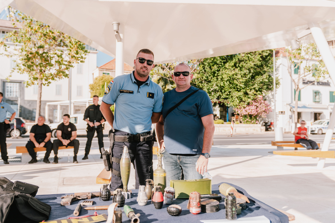 Dan otvorenih vrata Policije na Poljani: Najviše zanimanja za fotografiranje s vatrenim oružjem