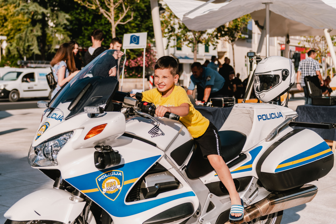 Dan otvorenih vrata Policije na Poljani: Najviše zanimanja za fotografiranje s vatrenim oružjem