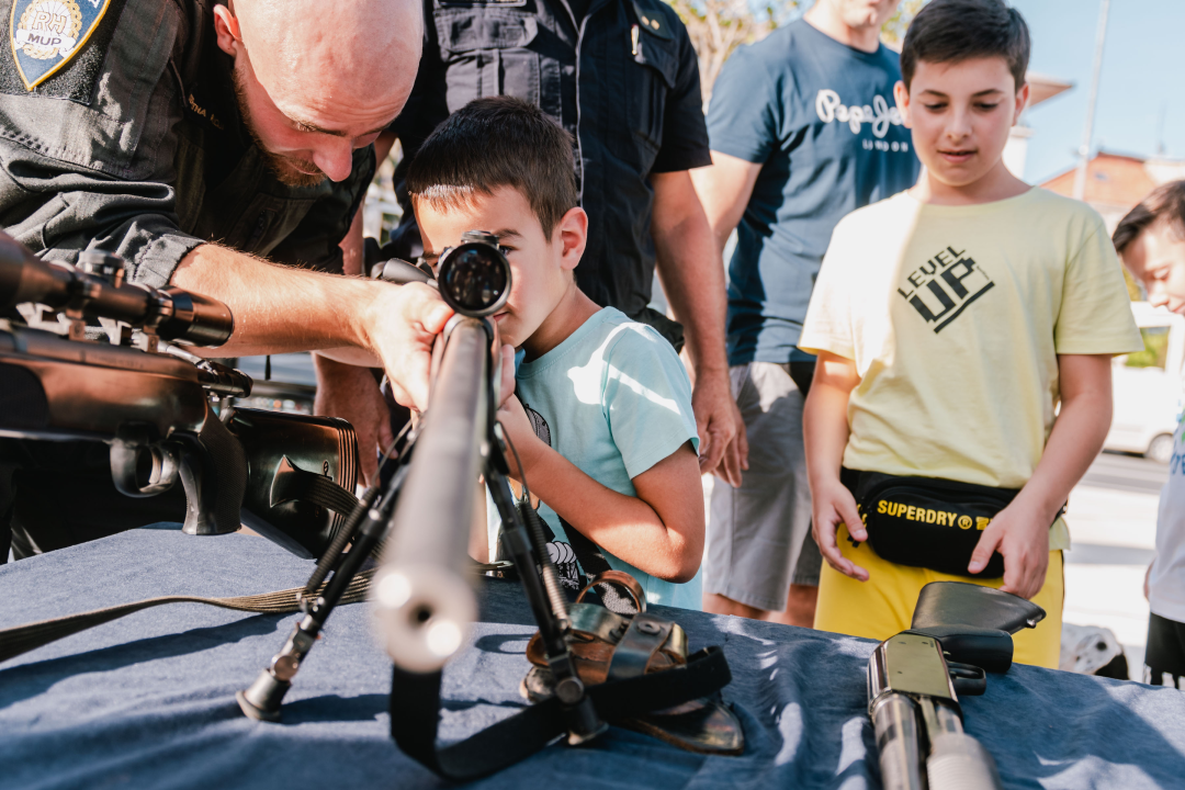 Dan otvorenih vrata Policije na Poljani: Najviše zanimanja za fotografiranje s vatrenim oružjem