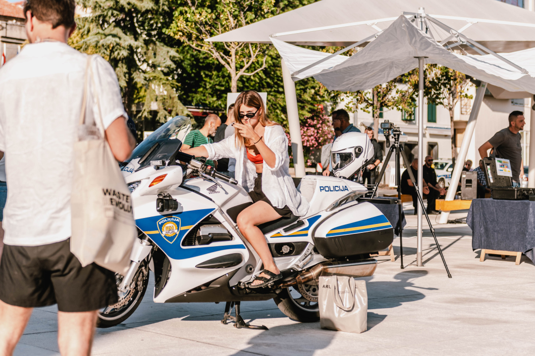 Dan otvorenih vrata Policije na Poljani: Najviše zanimanja za fotografiranje s vatrenim oružjem