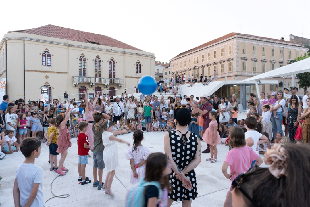 Žirafe, Carevo novo ruho, Las Calaveras: Šibenik ima najbolji prvi dan ljeta uz festivalski program