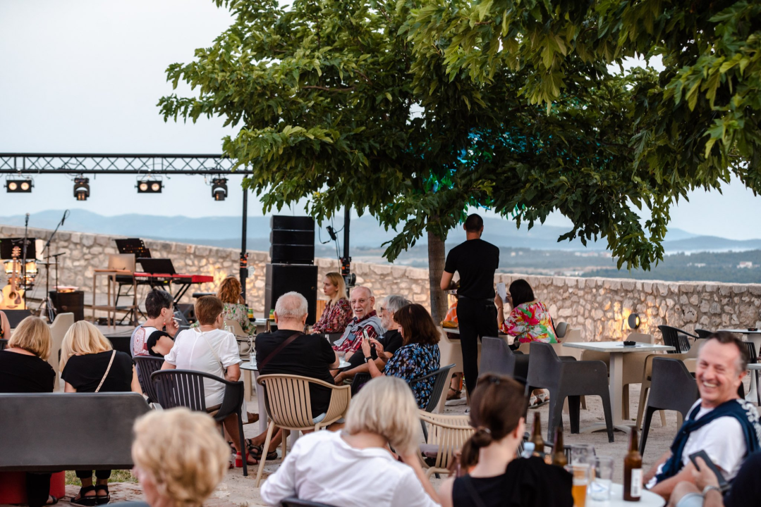 Čarobna večer na tvrđavi Barone: Šibenčani uživali u dvostrukom koncertu za Svjetski dan glazbe