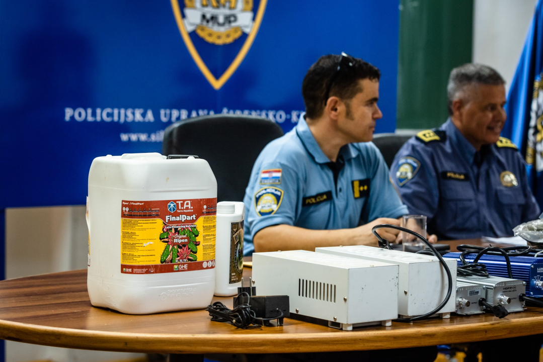 Pao vodički diler: U kući mu našli laboratorij, 500 kg stabljika kanabisa i 16 kg zapakirane marihuane 