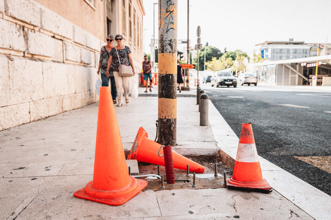 ‘Slikaj to, skoro san nogu slomila’: Totemi dolaze ovaj tjedan, Grad će opasne rupe opet ograditi