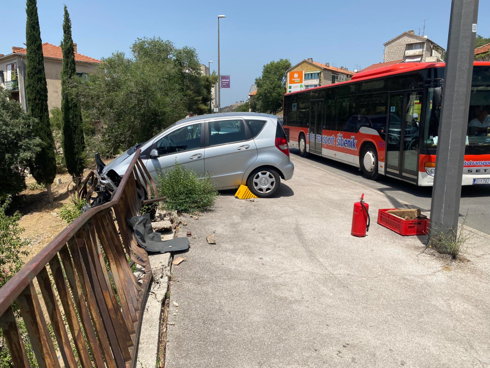 Automobil probio ogradu ispod Njegoševog trga, ženska osoba ozlijeđena
