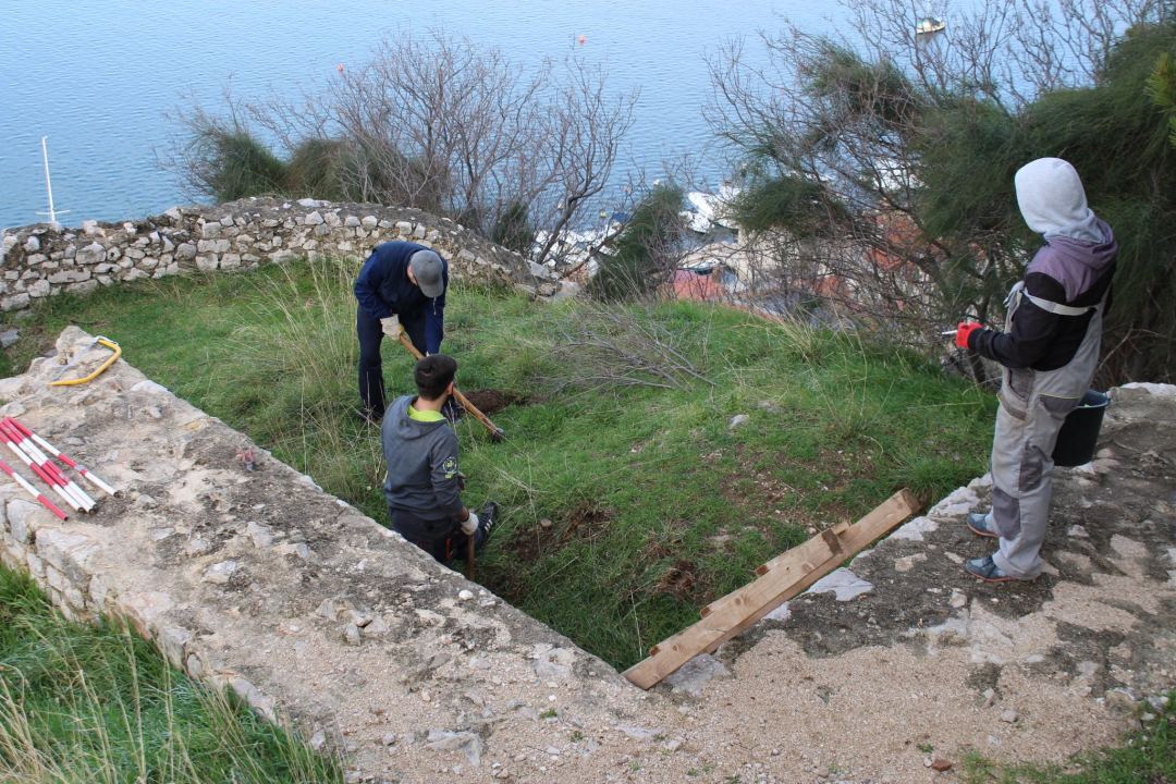 Točno je 50 godina od prvih arheoloških istraživanja na Tvrđavi sv. Mihovila: Pronađeni nalazi iz oko tisuću godina prije nove ere