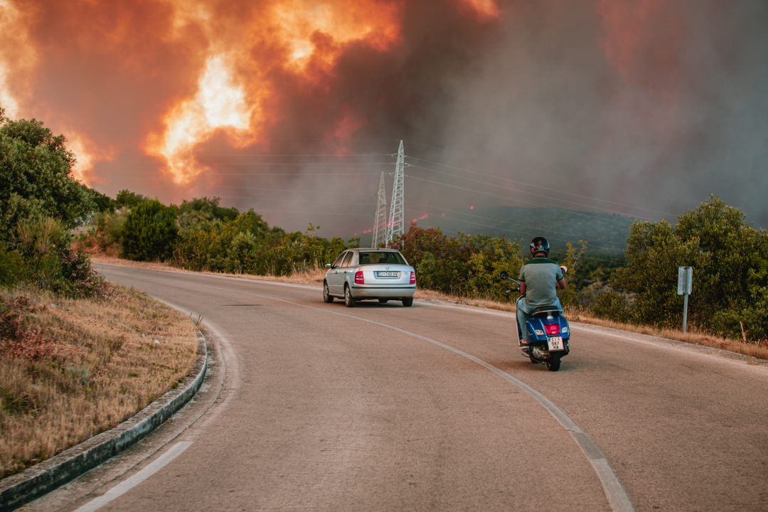 Jedan vatrogasac ozlijeđen, četveročlana obitelj iz Rasline koja je ostala bez kuće smještena u Cvjetni dom