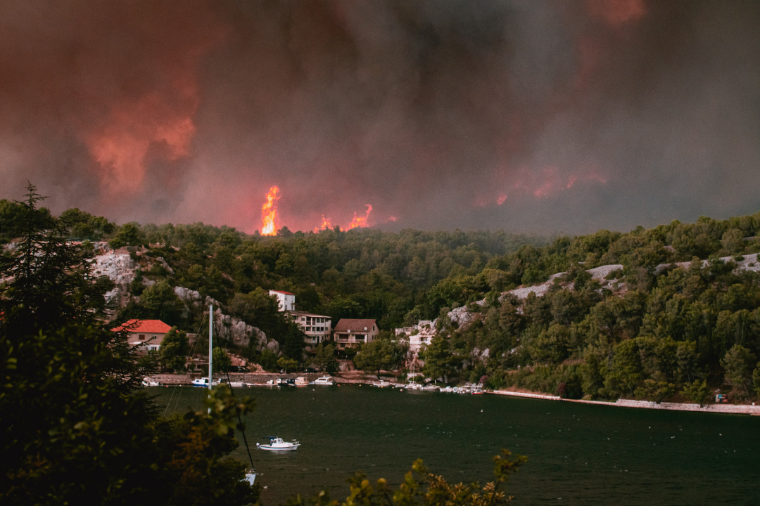 Jedan vatrogasac ozlijeđen, četveročlana obitelj iz Rasline koja je ostala bez kuće smještena u Cvjetni dom