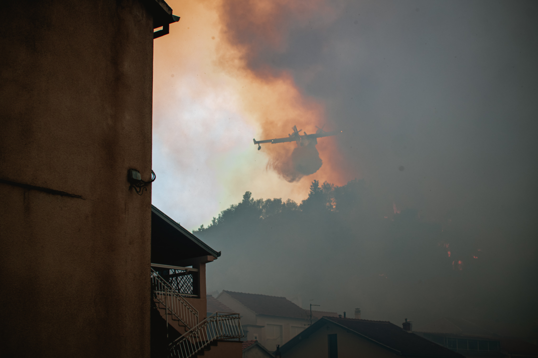 Jedan vatrogasac ozlijeđen, četveročlana obitelj iz Rasline koja je ostala bez kuće smještena u Cvjetni dom