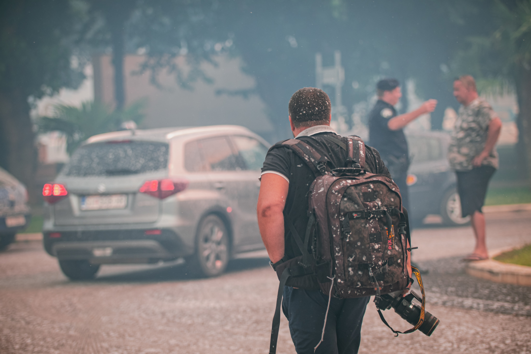 Jedan vatrogasac ozlijeđen, četveročlana obitelj iz Rasline koja je ostala bez kuće smještena u Cvjetni dom