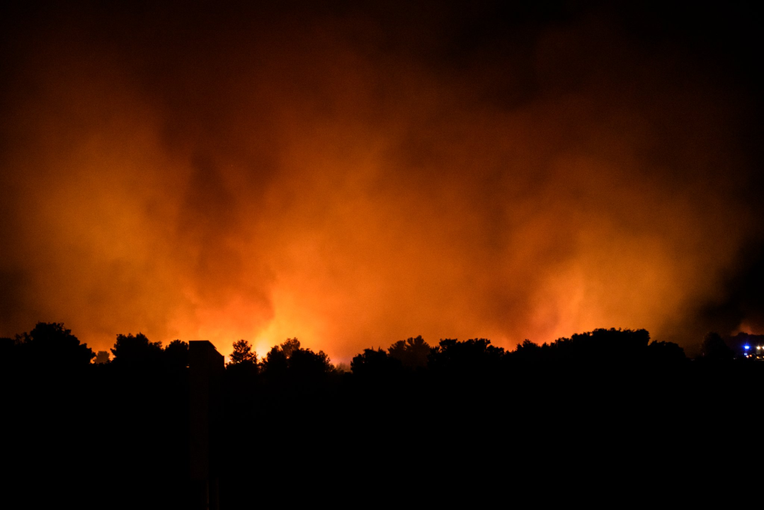 Dva kanadera od jutra u akciji: Nekoliko vatrogasaca lakše ozlijeđeno, vatrena linija i dalje aktivna na vodičkoj strani