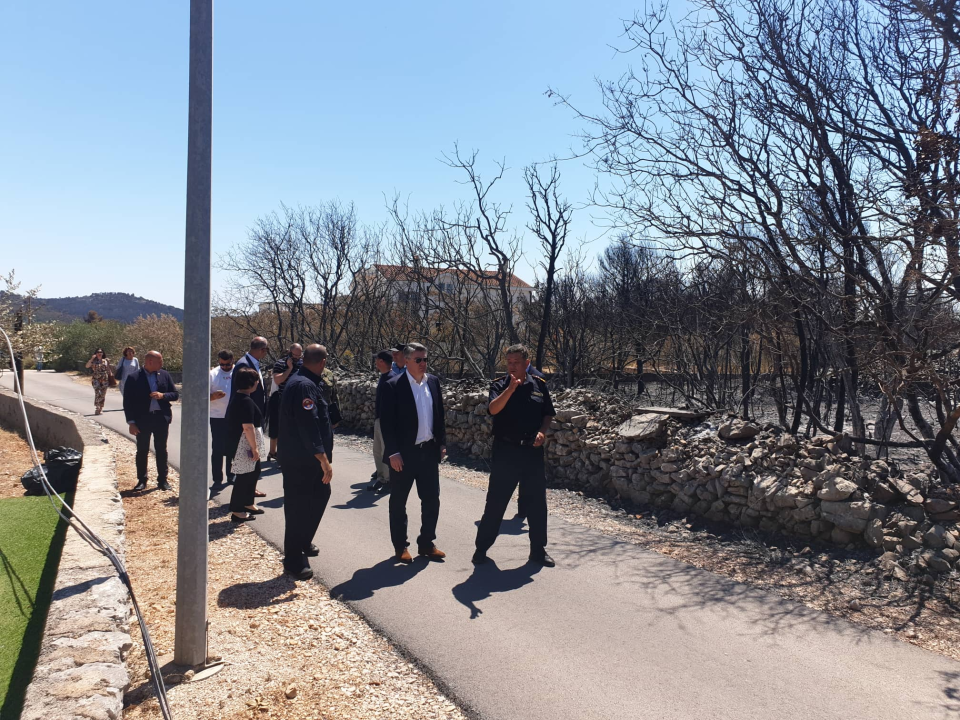  Milanović u Zatonu: Konobari imaju veću plaću od dobrovoljnih vatrogasaca, nitko neće izgorjeti za pet tisuća kuna