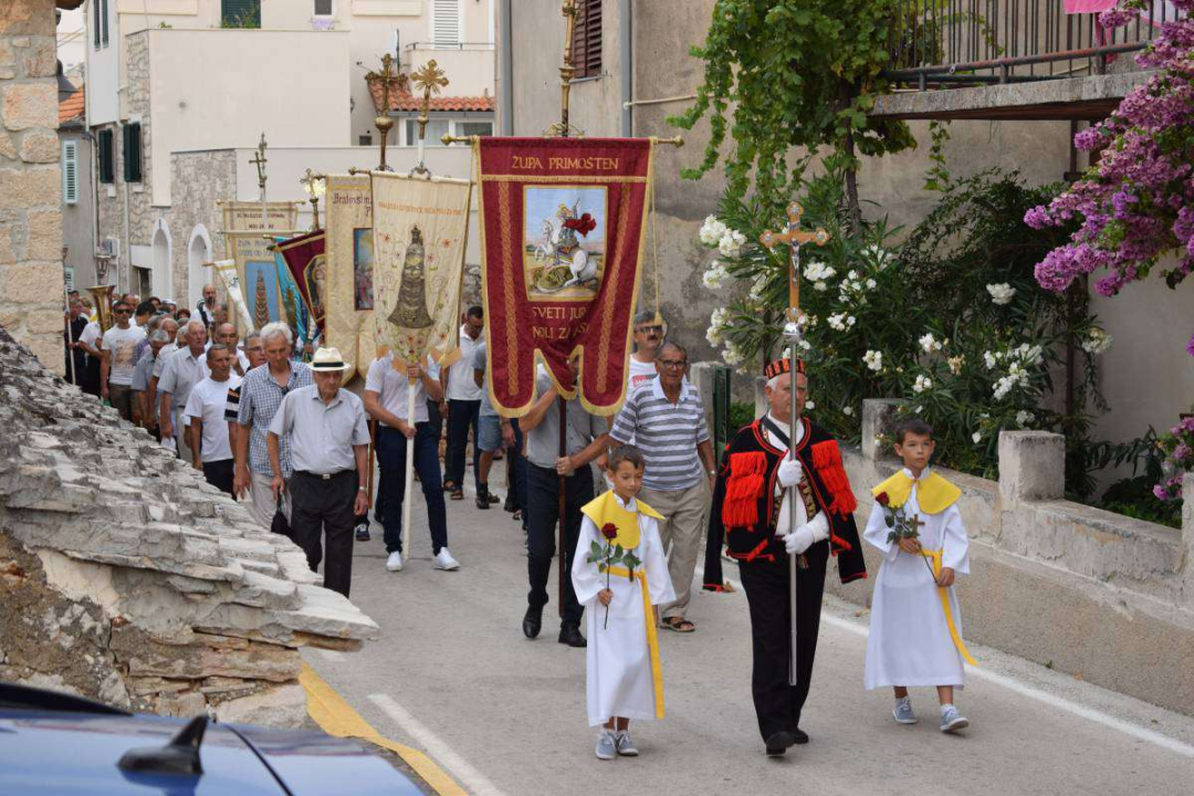 U Primoštenu proslavljena Gospa od Porta: Djevojke u nošnjama nosile sliku, procesiju pratile brodice