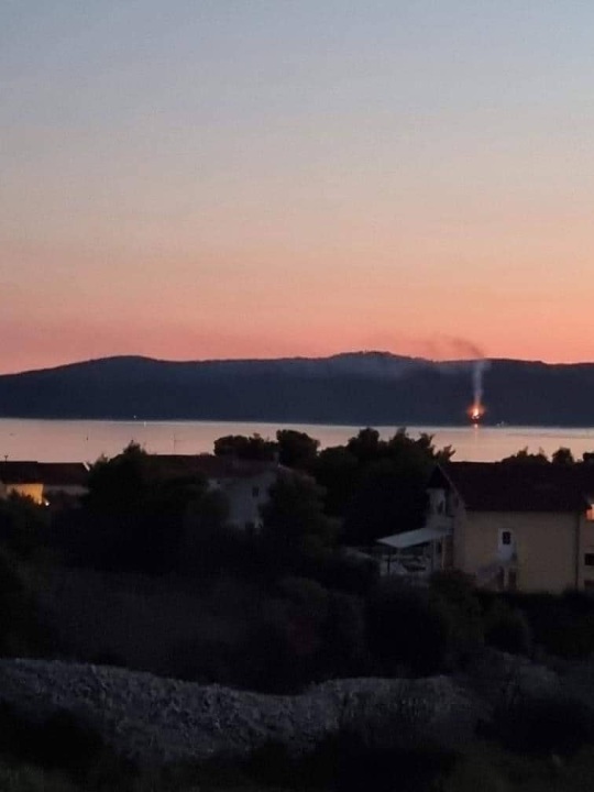 Na Zlarinu izbio požar, vatra se vidjela i u Šibeniku
