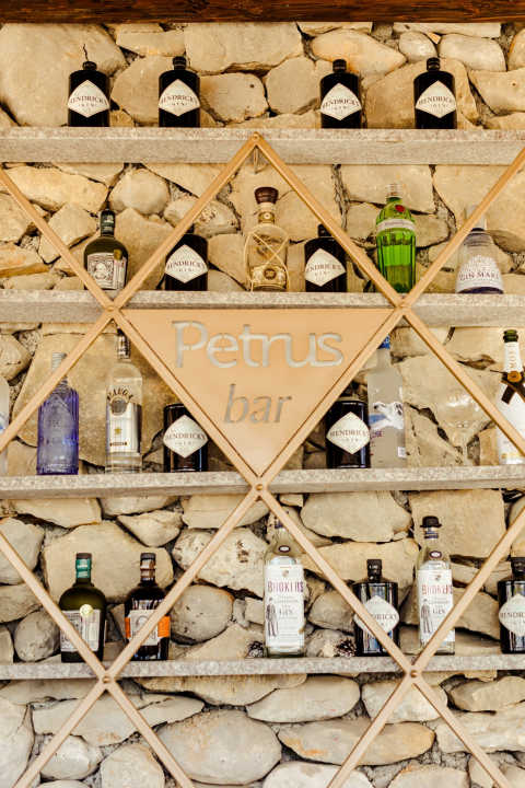 Zaigrajte odbojku na pijesku na plaži Banj, a predah potražite u Petrusu!