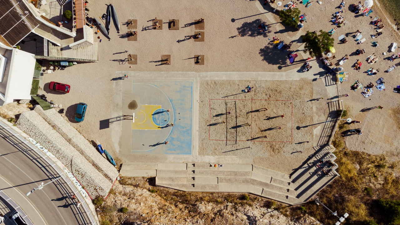 Zaigrajte odbojku na pijesku na plaži Banj, a predah potražite u Petrusu!