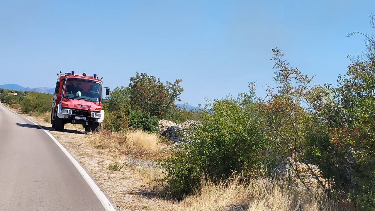 Ugašen požar koji je buknuo kod skretanja za Srimu: Opožarena površina iznosi 1,5 hektar 