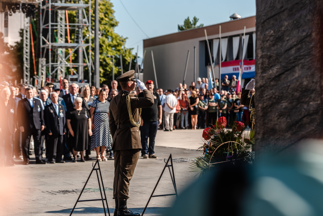 Pogledajte kako je danas bilo na obilježavanju 27. vojno-redarstvene operacije Oluja u Kninu 