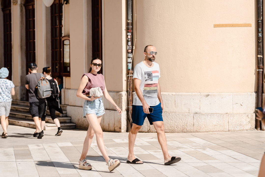 Lijepe sugrađanke šarenim modnim kombinacijama ukrale sve poglede u centru grada 