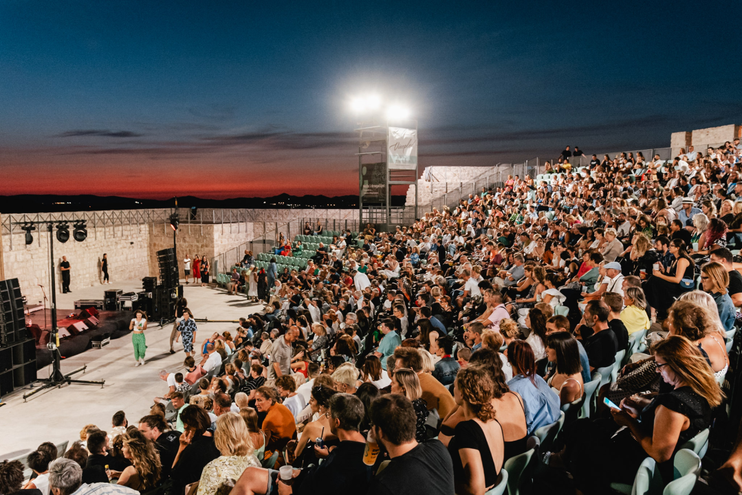 Bura, bura svuda oko nas. Osim oko Josipe koja je cijeli koncert sjedila na podu iza bubnja!