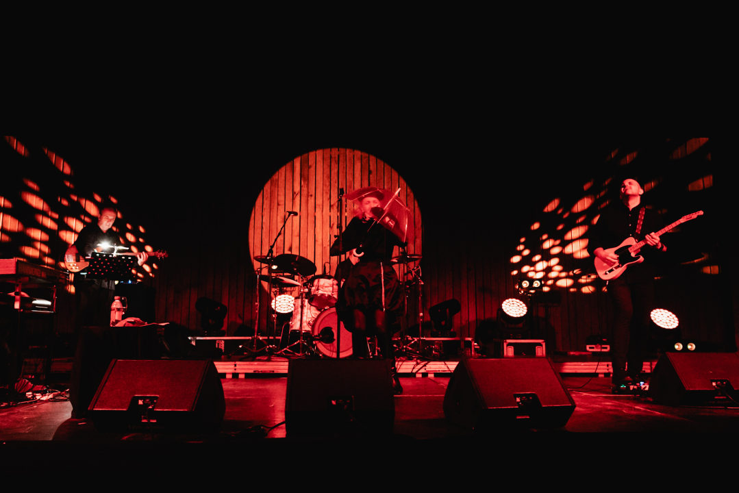 Bura, bura svuda oko nas. Osim oko Josipe koja je cijeli koncert sjedila na podu iza bubnja!