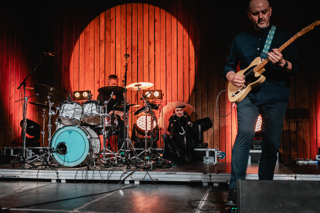 Bura, bura svuda oko nas. Osim oko Josipe koja je cijeli koncert sjedila na podu iza bubnja!