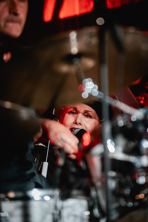 Bura, bura svuda oko nas. Osim oko Josipe koja je cijeli koncert sjedila na podu iza bubnja!