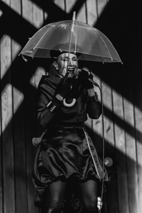 Bura, bura svuda oko nas. Osim oko Josipe koja je cijeli koncert sjedila na podu iza bubnja!