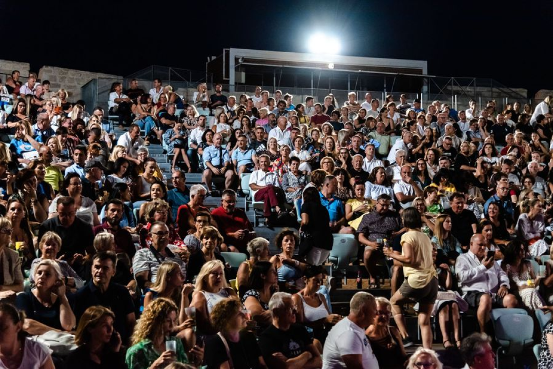  Klapa Rišpet prvi put nastupila u Šibeniku i oduševila publiku: 'Nećemo se sad tu samo njihati kao šest čempresa'