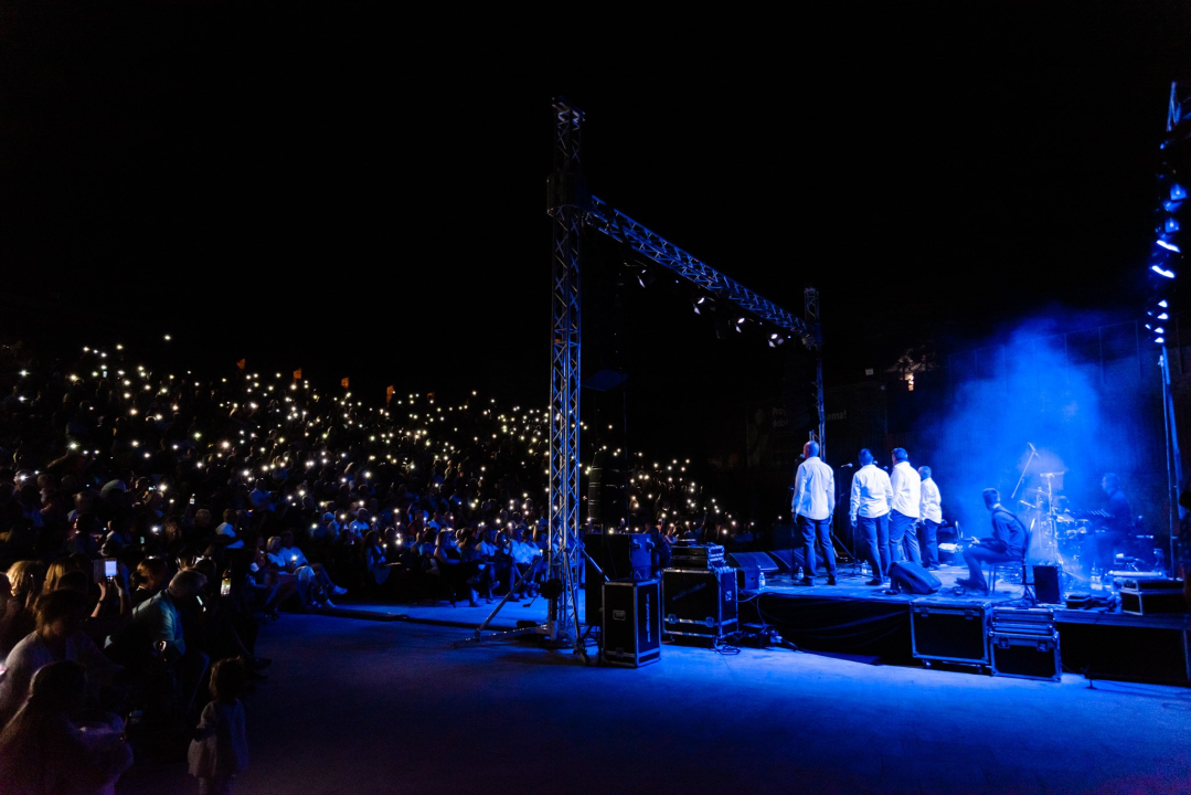  Klapa Rišpet prvi put nastupila u Šibeniku i oduševila publiku: 'Nećemo se sad tu samo njihati kao šest čempresa'