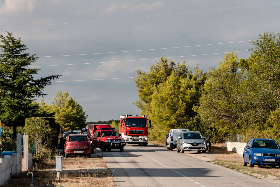 U tijeku sanacija požarišta u Vrpolju: Na terenu 60 vatrogasaca i 21 vozilo