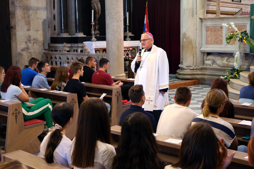 U katedrali misa za srednjoškolce. Biskup učenicima poručio da budu sol i svjetlo svijeta