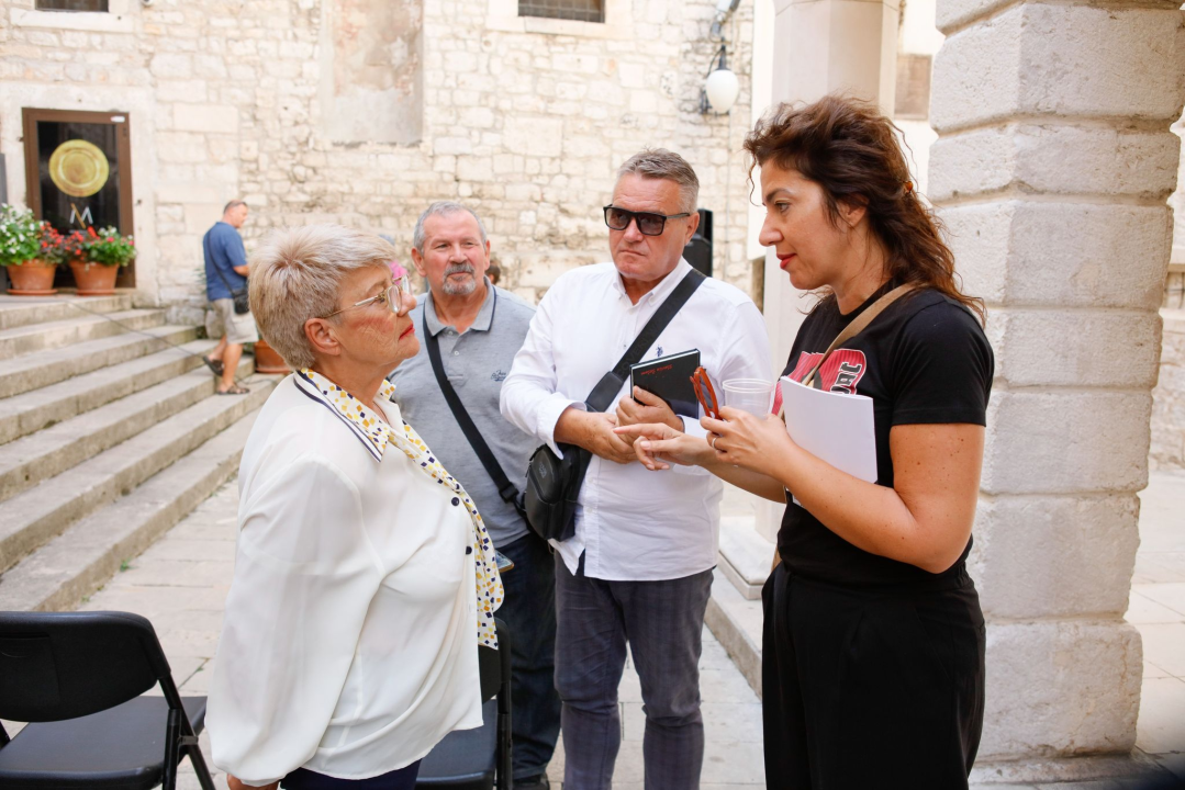 Ponos festivala ŠKURE: Preko 20 neafirmiranih pjesnika i pisaca pojavilo se danas kod krstionice