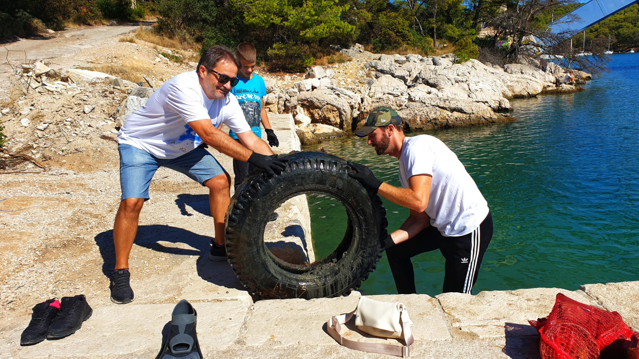 Volonteri i ronioci nedjelju proveli u akciji čišćenja  ispod Morinjskog mosta 