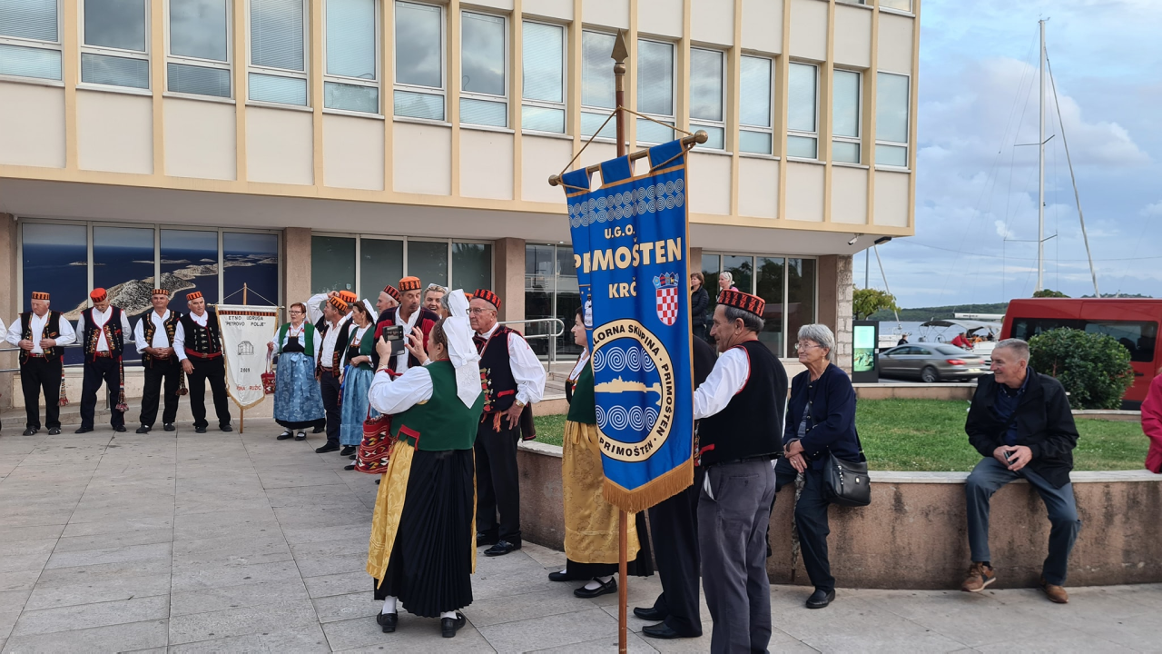 U Šibeniku se okupili KUD-ovi iz županije, ali Šibenčani nisu baš pohrlili na njihov nastup
