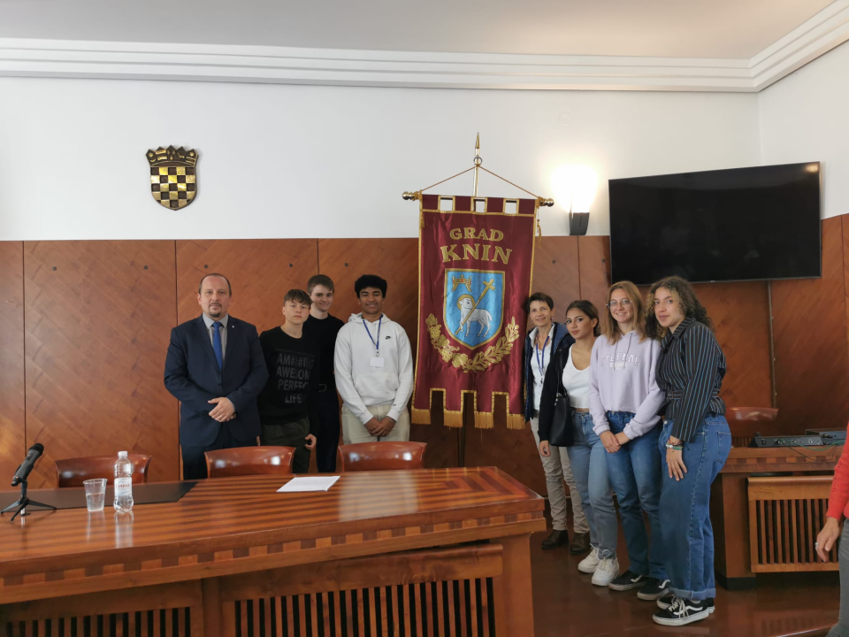 Učenici iz nekoliko europskih zemalja posjetili kninskog gradonačelnika