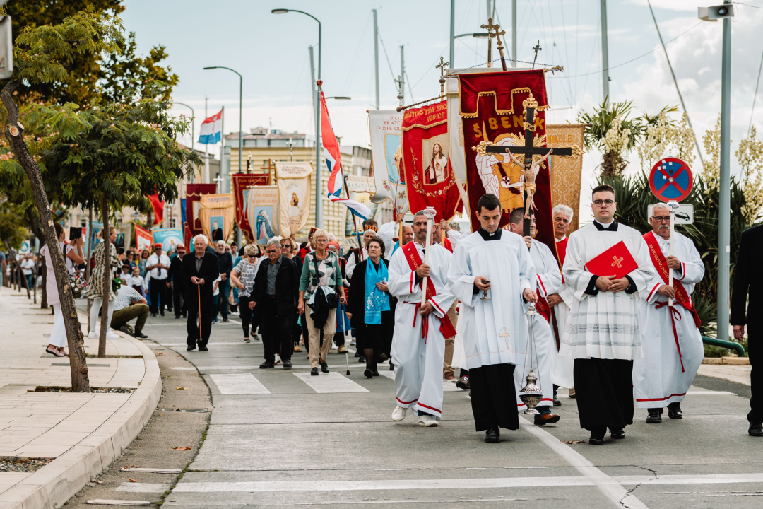 Procesijom gradskim ulicama počela proslava sv. Mihovila, nebeskog zaštitnika Šibenika