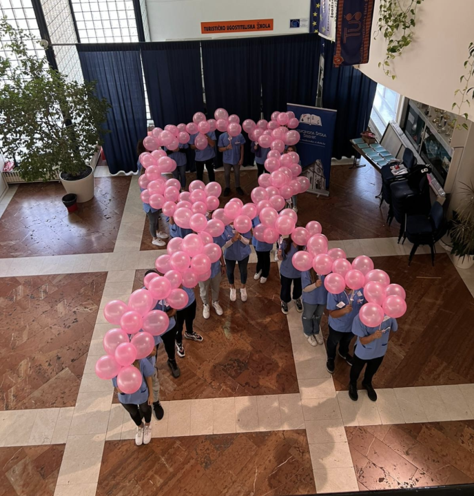 Medicinska škola u akciji 'Mjesec borbe protiv raka dojke', učenici po gradu educirali građane