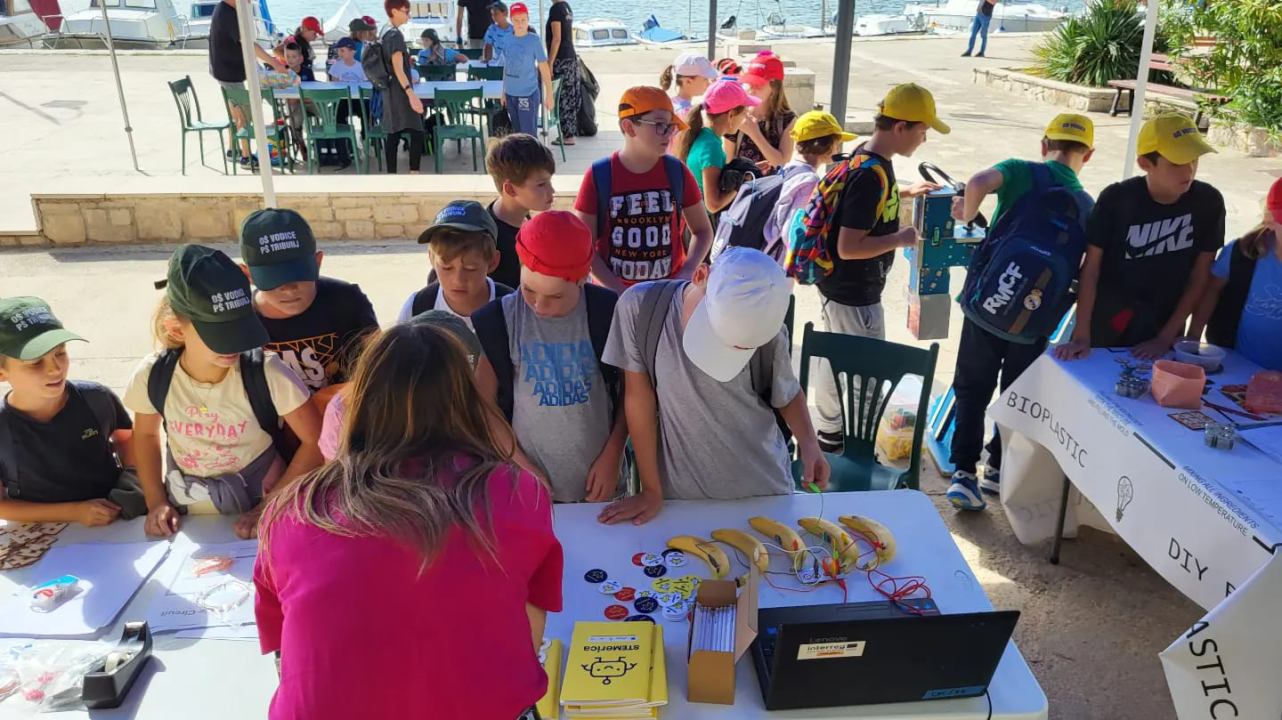 Ovaj vikend na Prviću se plesalo na svili dok su nebom letjeli zmajevi