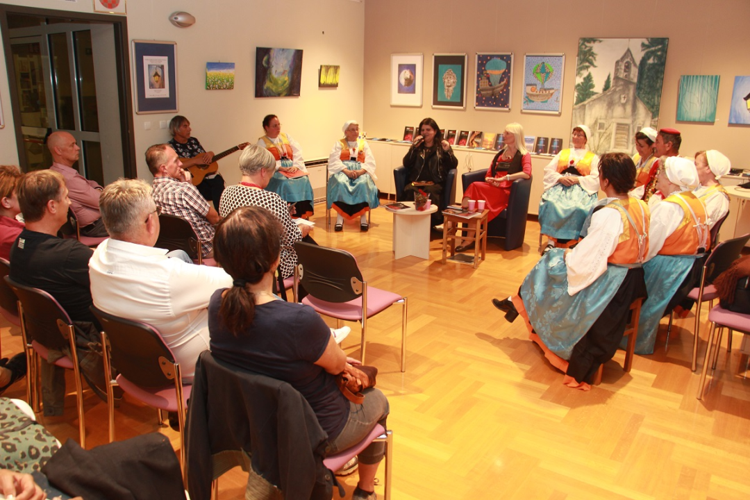 Sto ruža za Vesnu Parun: 'Sinoć je naša najveća poetesa ušetala u tu knjižnicu'