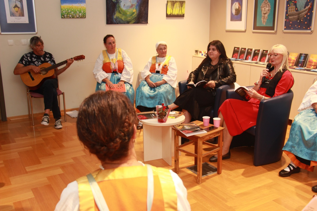 Sto ruža za Vesnu Parun: 'Sinoć je naša najveća poetesa ušetala u tu knjižnicu'