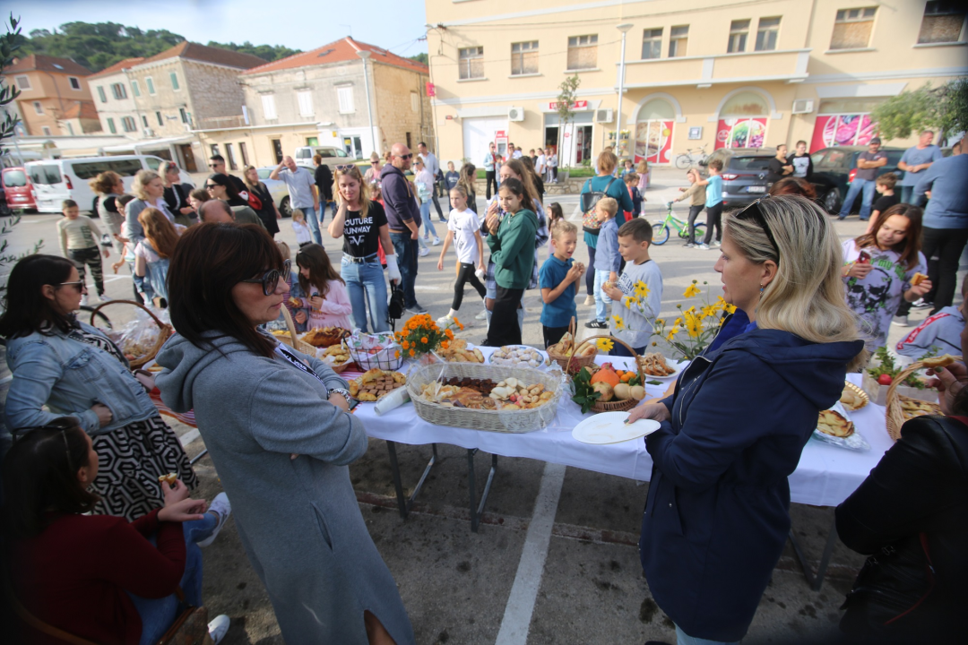 FOTO Tišnjanske mame i bake iskazale se na izložbi u Povodu Dana kruha