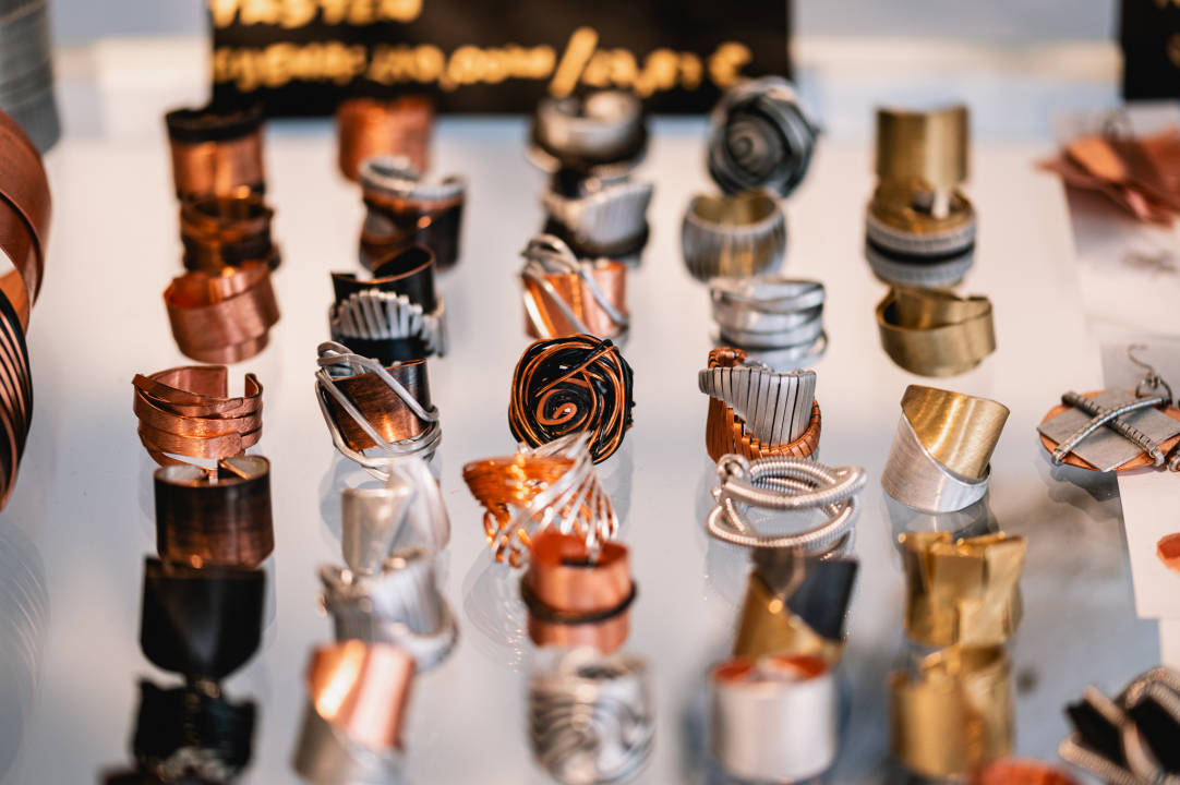 Garderobu osvježite dizajnerskim komadima iz Galerije Juraj Dalmatinac, dom umjetninama po super cijenama